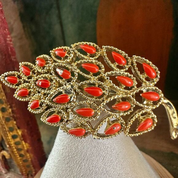Gerry’s Vintage Gold-Tone Leaf Brooch - Picture 2 of 8